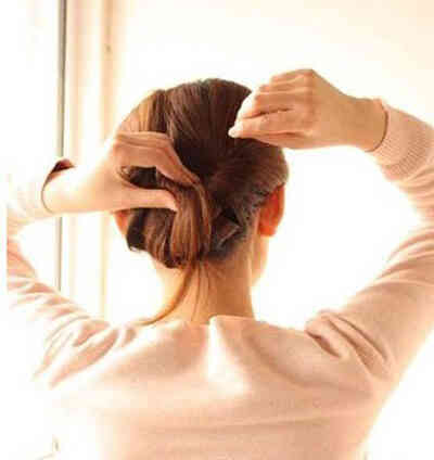 Tóc búi công sở xinh như Taylor Swift 6