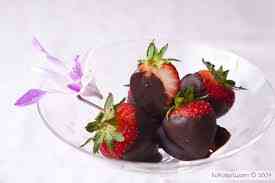 Cách làm bánh dâu tây bọc Sôcôla