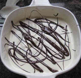 Cách làm bát chocolate có vân