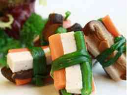 Cách làm cuốn chả lụa gói nấm