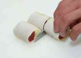 Cách làm món cá ngừ cuốn phở