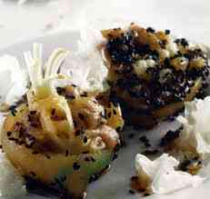 Cách làm thịt chân giò nấu vừng đen