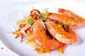 Cách làm tôm xào lòng đỏ trứng muối