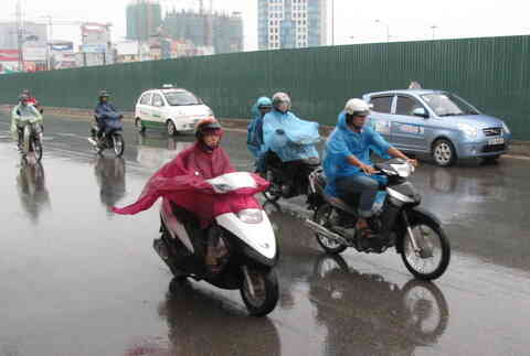 Mẹo phanh xe máy an toàn khi trời mưa