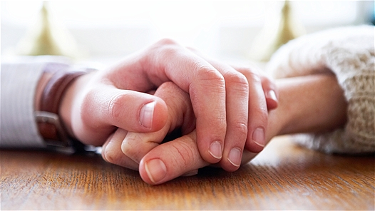 Không cần mở lời bạn cũng có thể an ủi người khác bằng 6 cách sau